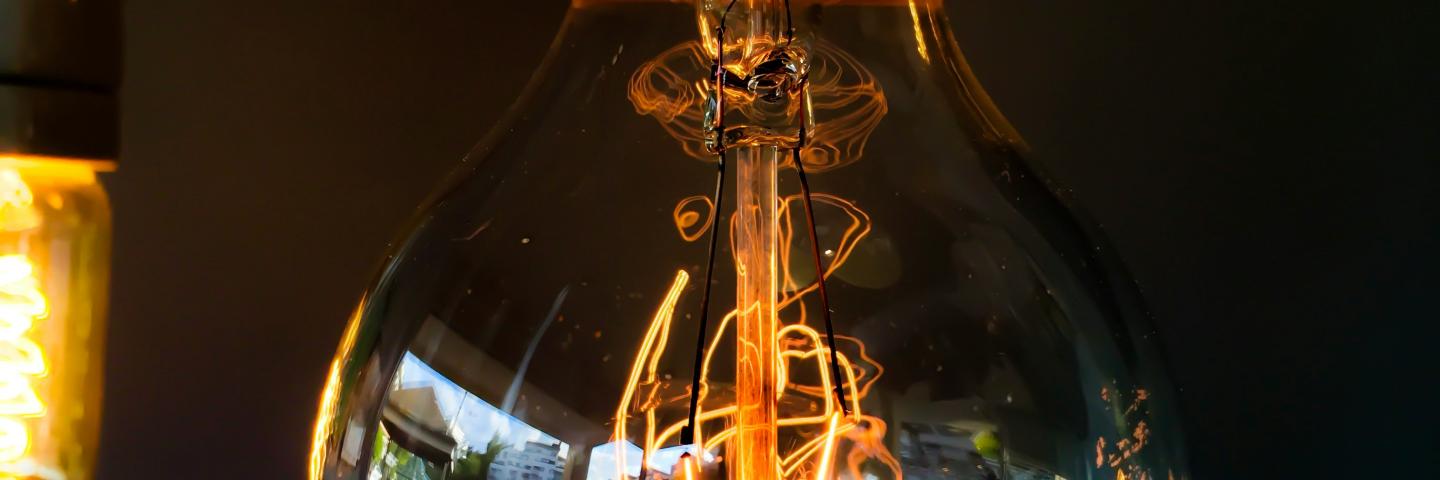 Leuchtende Glühbirne