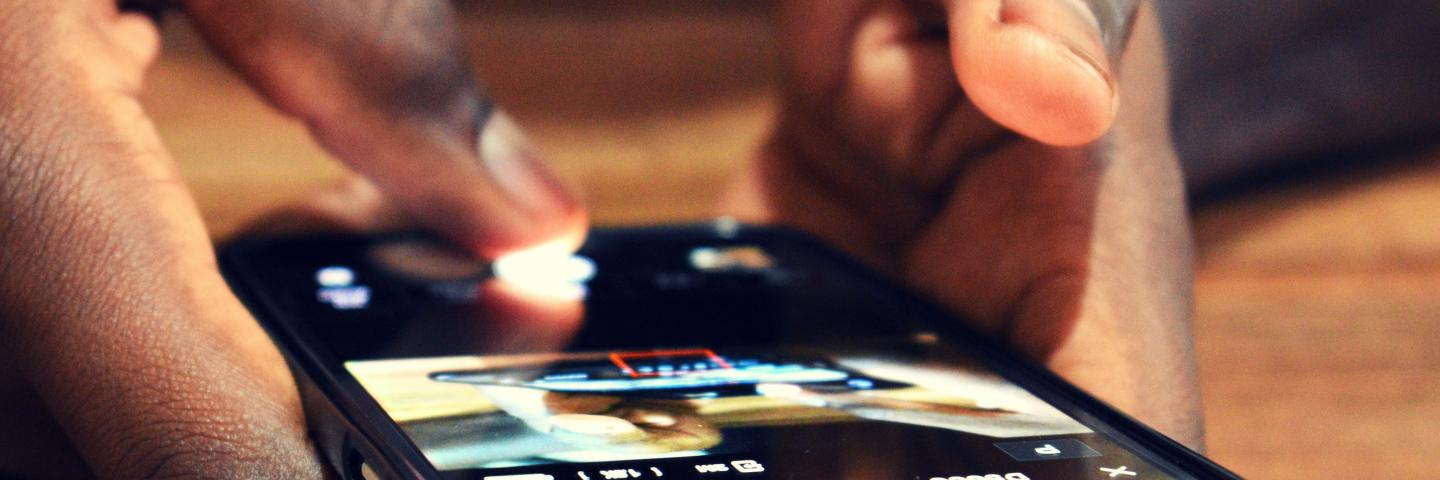 Smartphone in zwei Händen