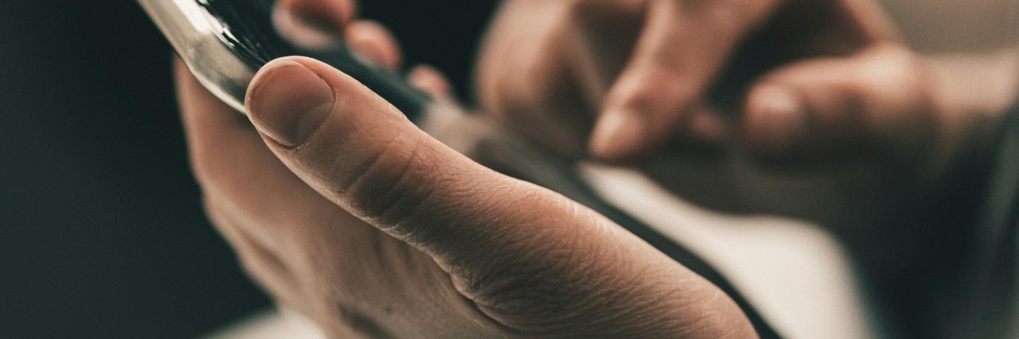 Finger tippen auf Smartphone