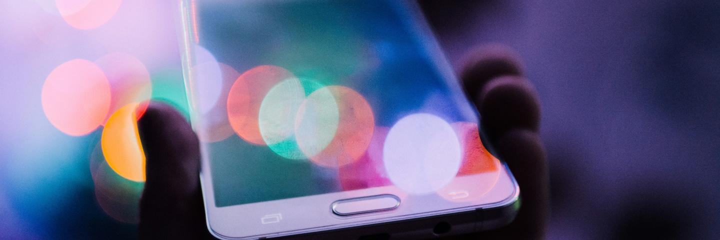 Person die Smartphone in der Hand hält